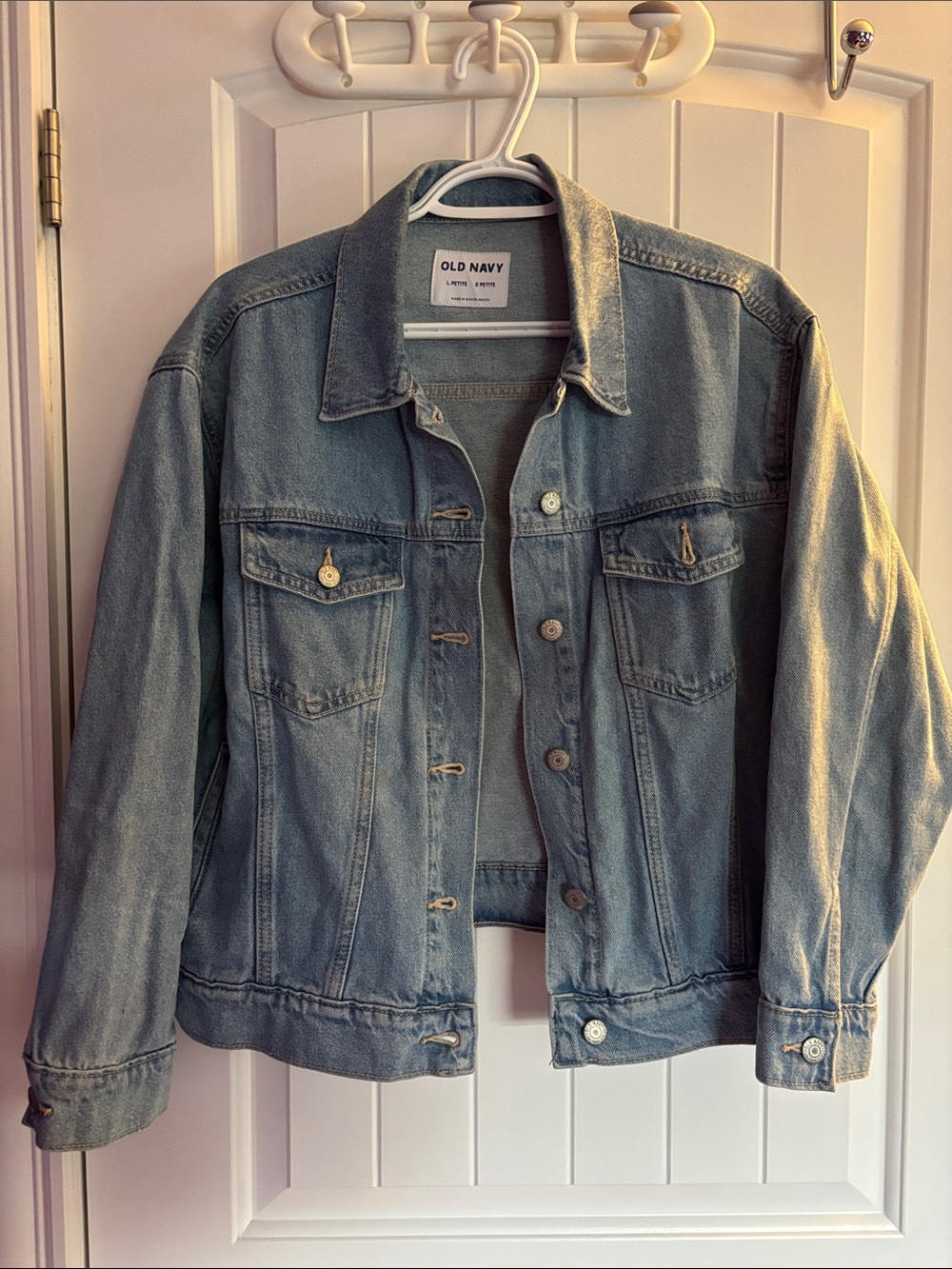 Old Navy Women's Light Wash Denim Jean Jacket in Faded Blue